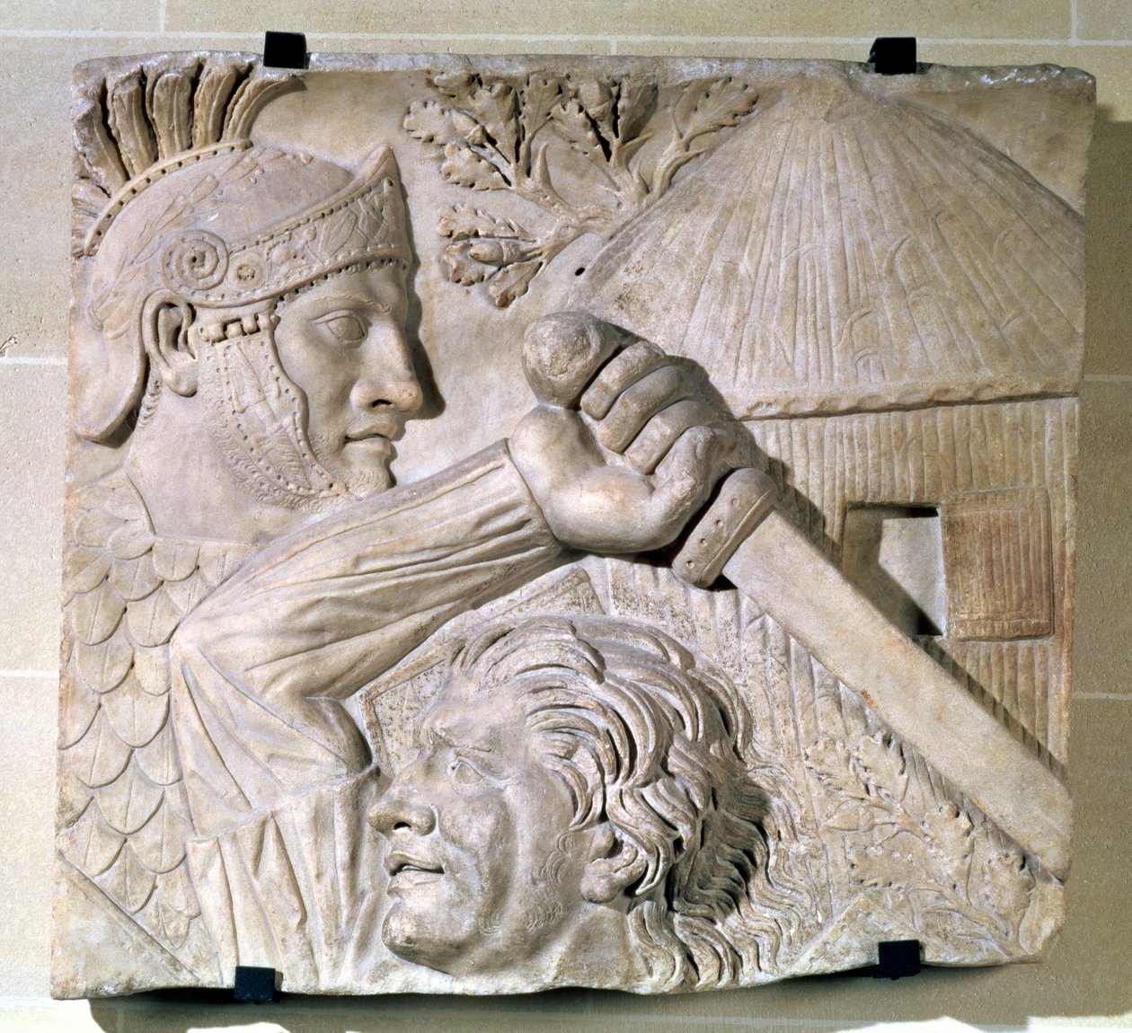 Reliéf zobrazující barbara bojujícího s římským legionářem od Roman