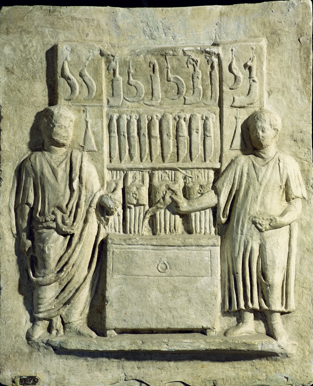 Reliéf zobrazující prodejnu příborů od Roman