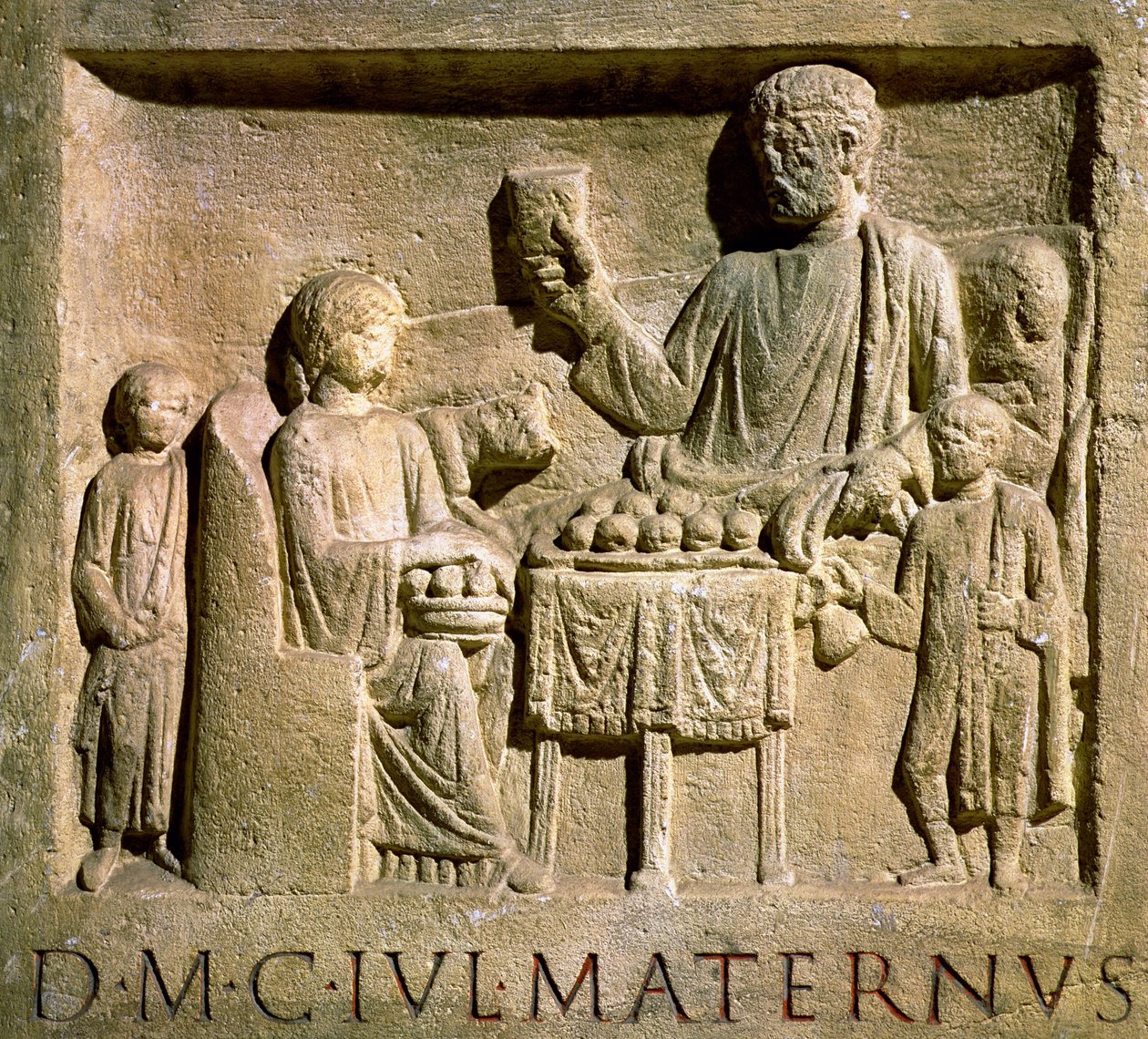 Reliéf zobrazující rodinné jídlo od Roman