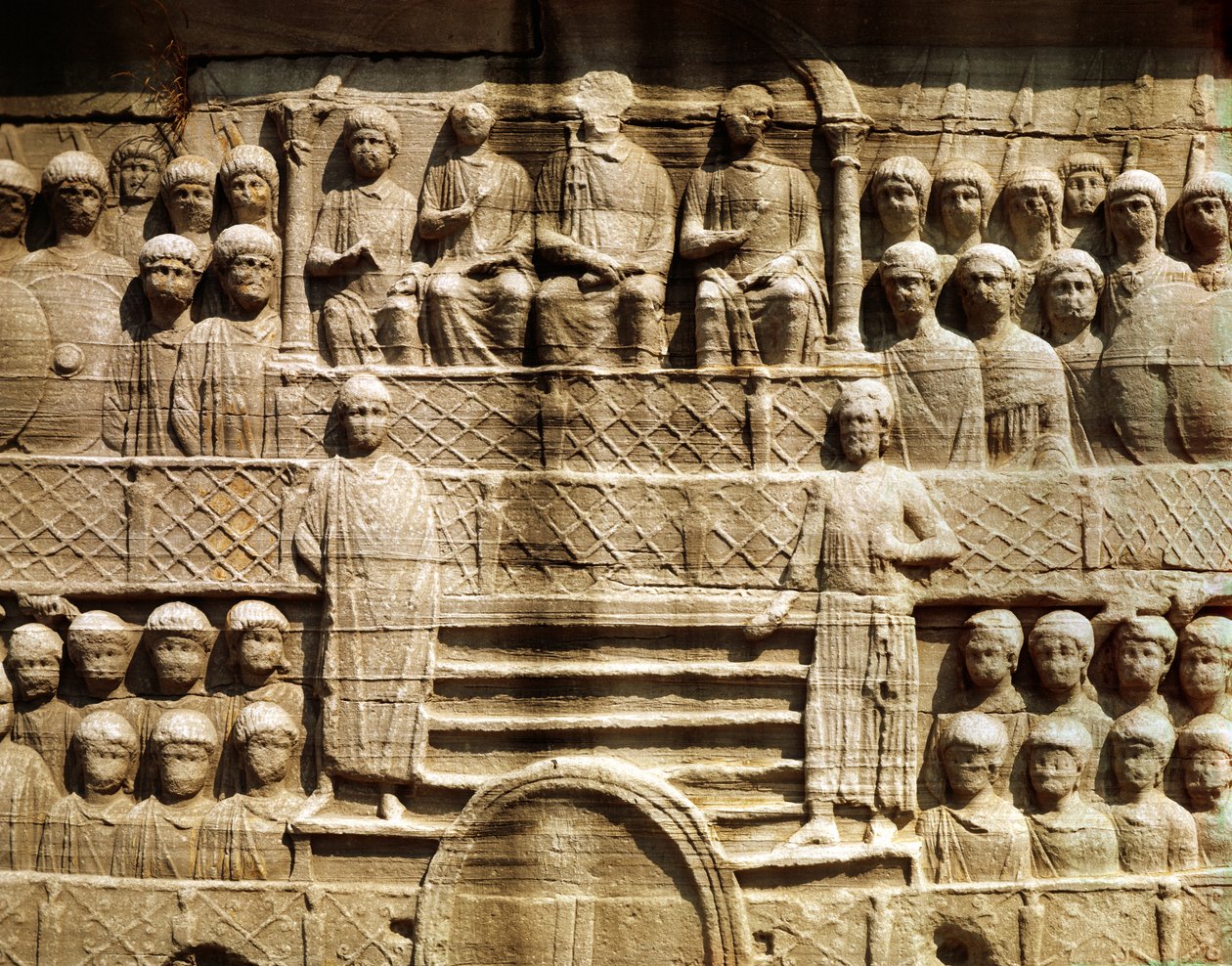 Reliéf na základně Obelisku Theodosia I. (347-395), známého také jako Obelisk Tuthmosis III, z Karnaku (mramor) od Roman