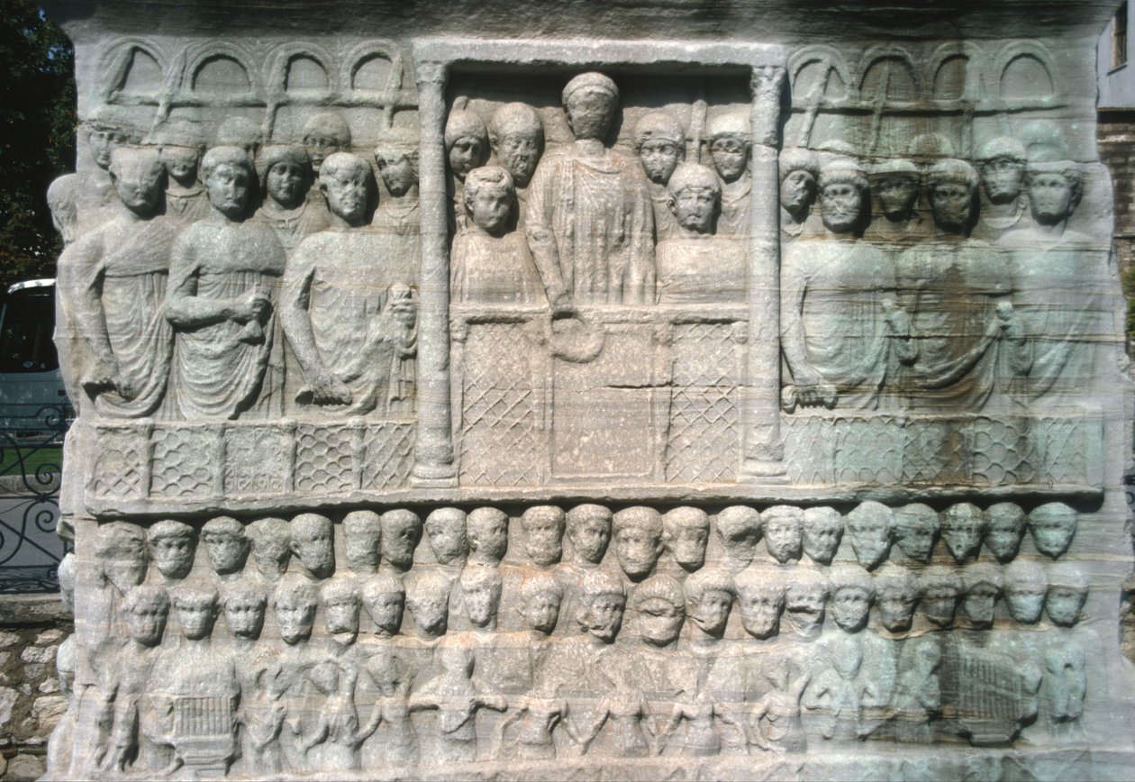 Reliéf na základně Obelisku Theodosia I. (347-395), známého také jako Obelisk Tuthmosis III, z Karnaku (mramor) od Roman