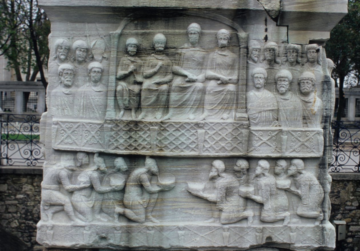 Reliéf na základně Obelisku Theodosia I. (347-395), známého také jako Obelisk Tuthmosis III, z Karnaku (mramor) od Roman