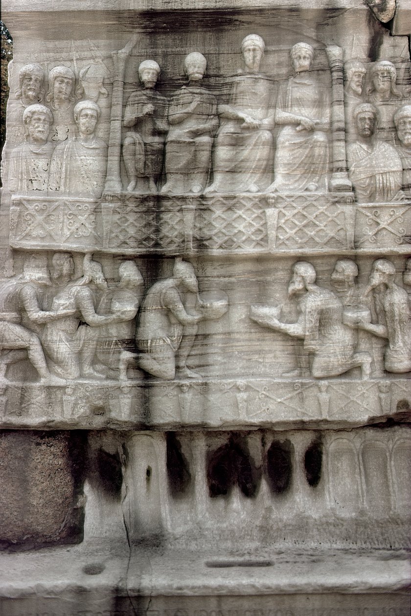 Reliéf na základně Obelisku Theodosia I. (347-395), známého také jako Obelisk Tuthmosis III, z Karnaku (mramor) od Roman