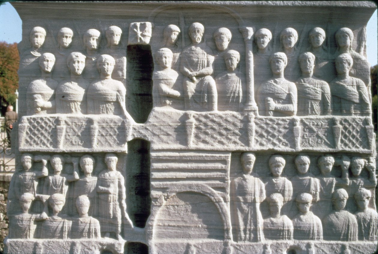 Reliéf na podstavci obelisku Theodosia I. (347-395), známého také jako obelisk Tuthmosise III., z Karnaku (mramor) od Roman