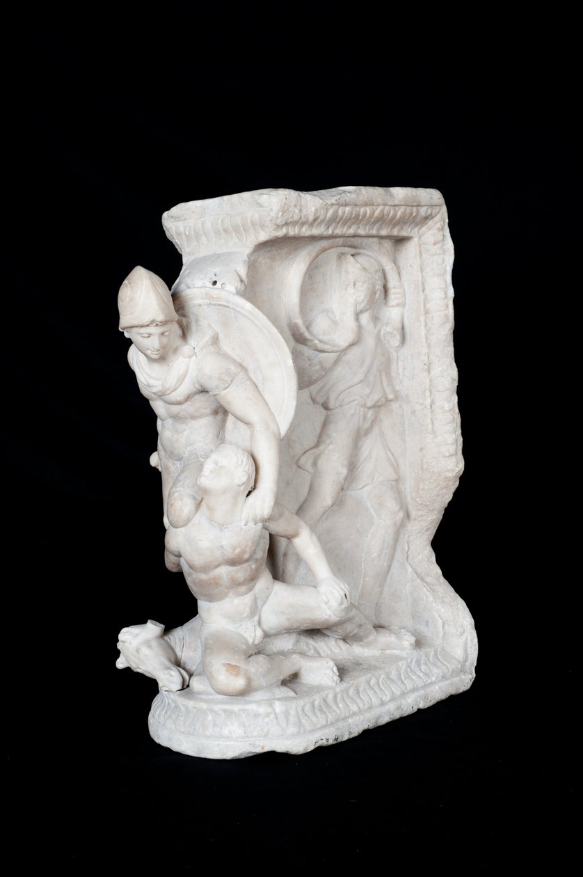 Reliéf s válečníkem a rytířem (mramor) od Roman