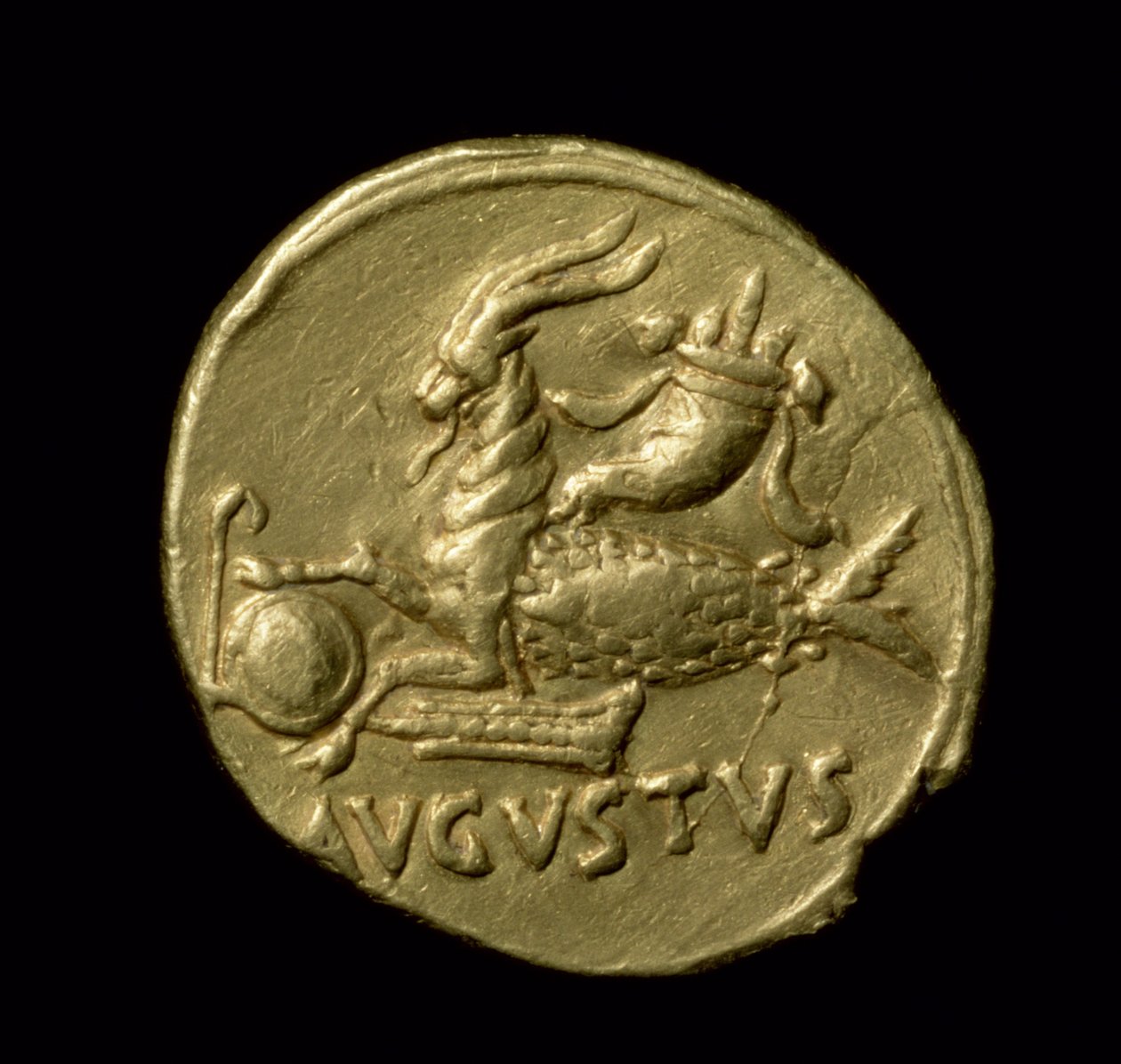 Rubová strana mince aureus zobrazující kozu s rybím ocasem a jménem Augustus, c. 18-16 př. n. l. (zlato) od Roman