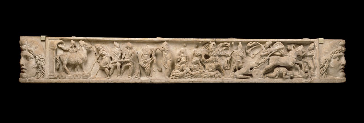 Víko sarkofágu s reliéfem Trojské války - Pytel Tróje, Trojský kůň a Achilles a tělo Hektora, cca 200 n. l. (mramor) od Roman