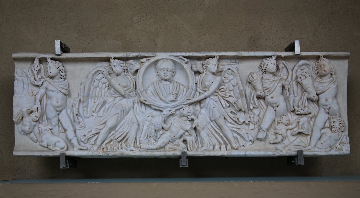 Sarkofág s dítětem a cupids sbírají hrozny, aby je obětovali Bakchovi od Roman