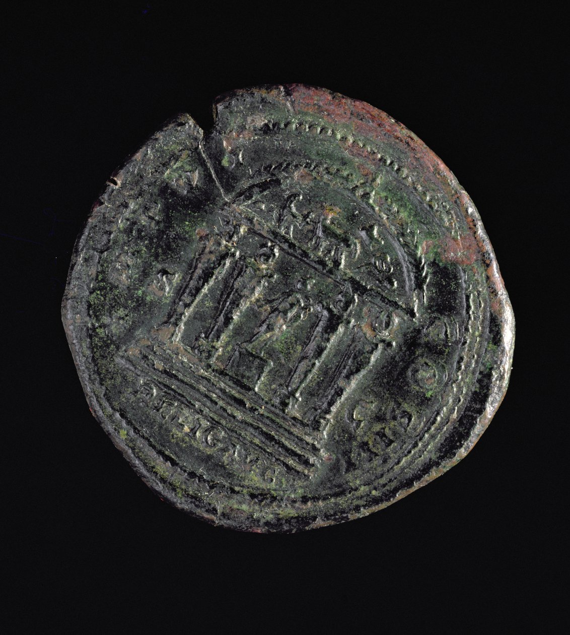 Sestercius (reverz) ražený Markem Aureliem (161 n. l. - 180 n. l.) zobrazující chrám se čtyřmi sloupy s hlavami na vrcholu (bronz) Nápis: IMP VI COS III S C RELIG AVG (pro averz viz 119154) od Roman