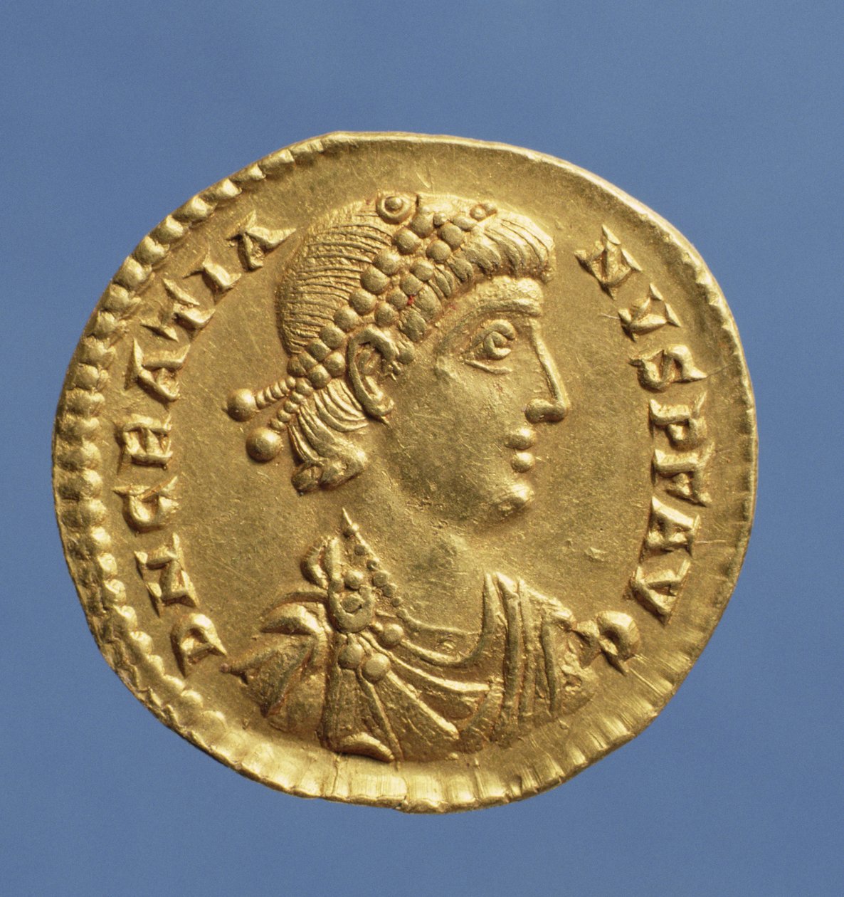 Solidus (avers) z Gratianu (375-383) zahalený, s kyrysem a na sobě diadém. (zlato) Nápis: D N GRATIANVS P F AVG od Roman
