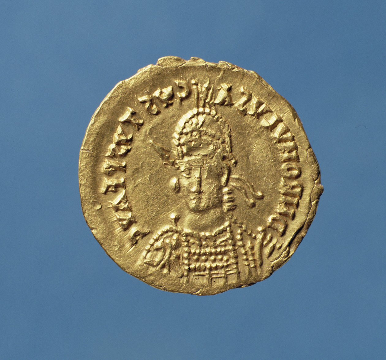 Solidus (avers) Romula Augustula (475-476) s přilbou, kyrysem, s kopím přes pravé rameno, štít vlevo (zlatý) Nápis: D N ROMVLVS AVGVSTVS P F AVG od Roman