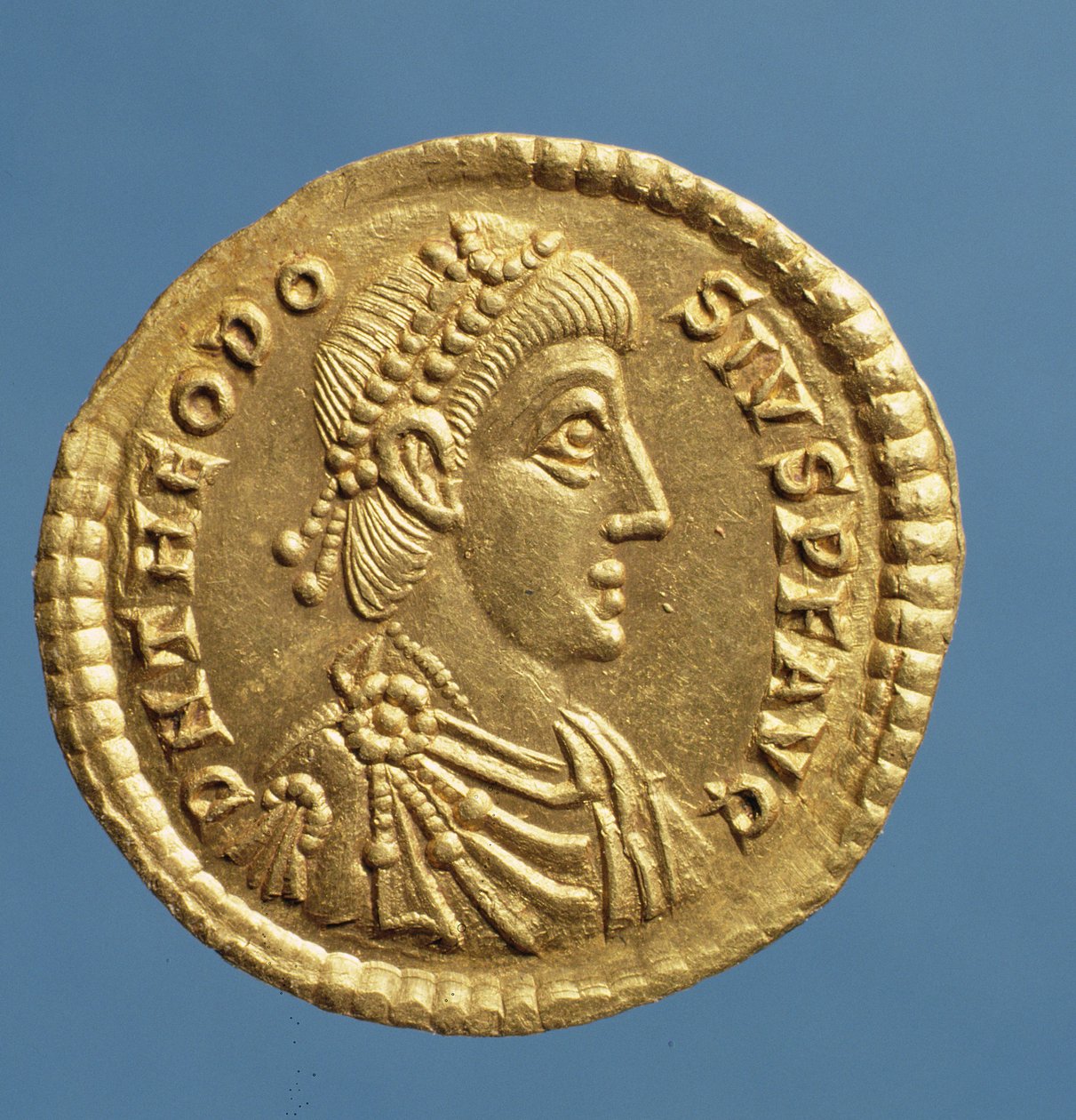 Solidus (avers) Theodosia I. Velikého (379-395) zahalený, s kyrysem a na sobě diadém. Nápis: D N THEODOSIVS P F AVG (zlato) od Roman