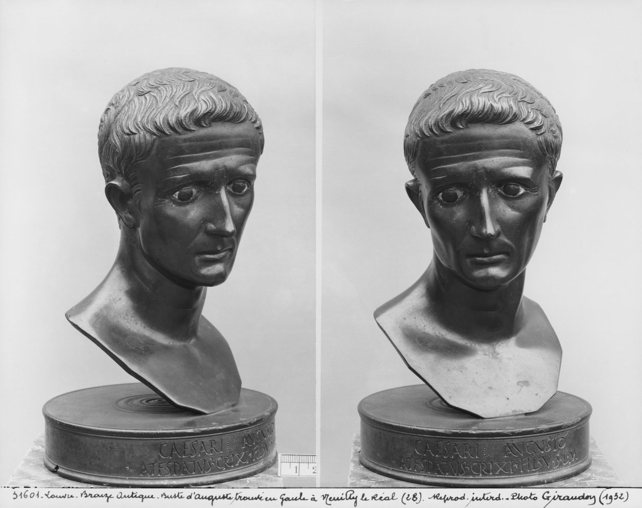 Dva pohledy na bustu císaře Augusta (63 př. nl-14 n. l.) (bronz) od Roman