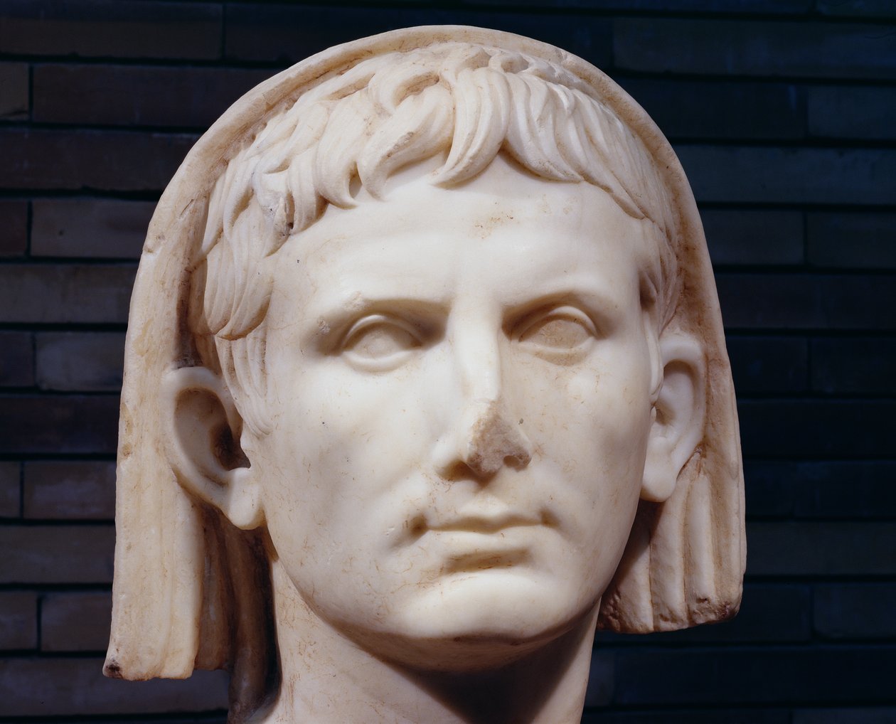 Mramorový detail zahalené hlavy císaře Augusta z 696582 od Roman