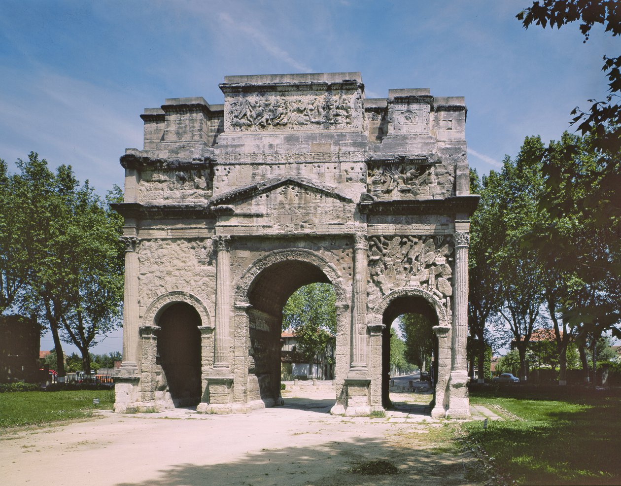 Pohled na Arc de Triomphe z jižní strany od Roman