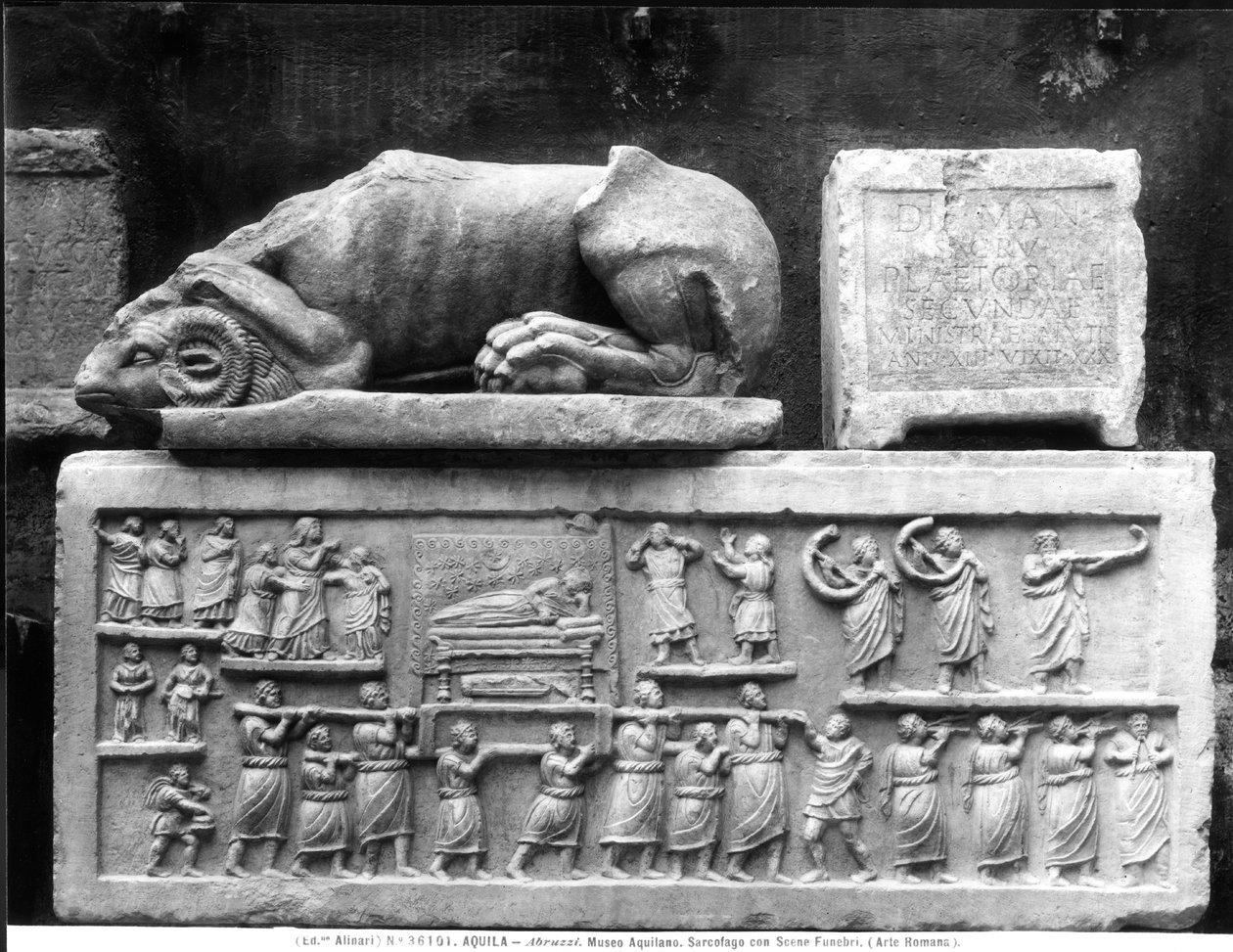 Sarkofág zobrazující pohřební průvod od Roman Roman