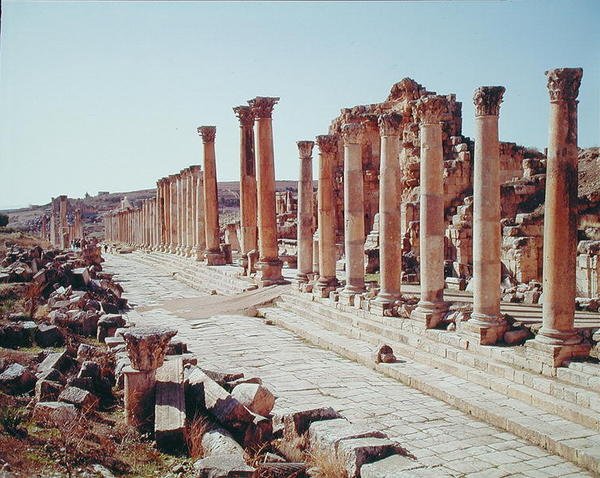 Pohled na Street of Columns, původně postavený c.39-76 BC od Roman Roman
