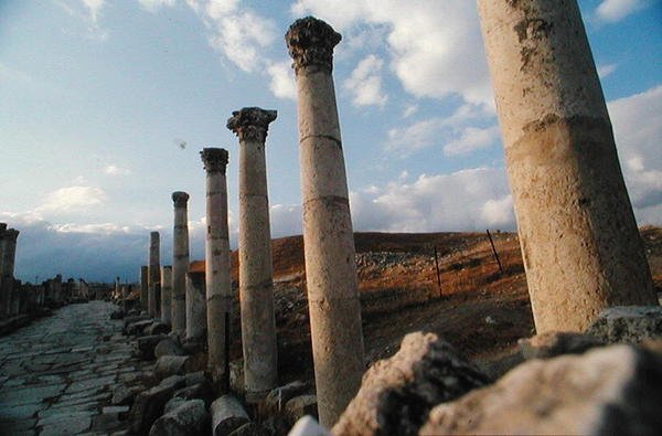 Pohled na Street of Columns, původně postavený c.39-76 BC od Roman Roman