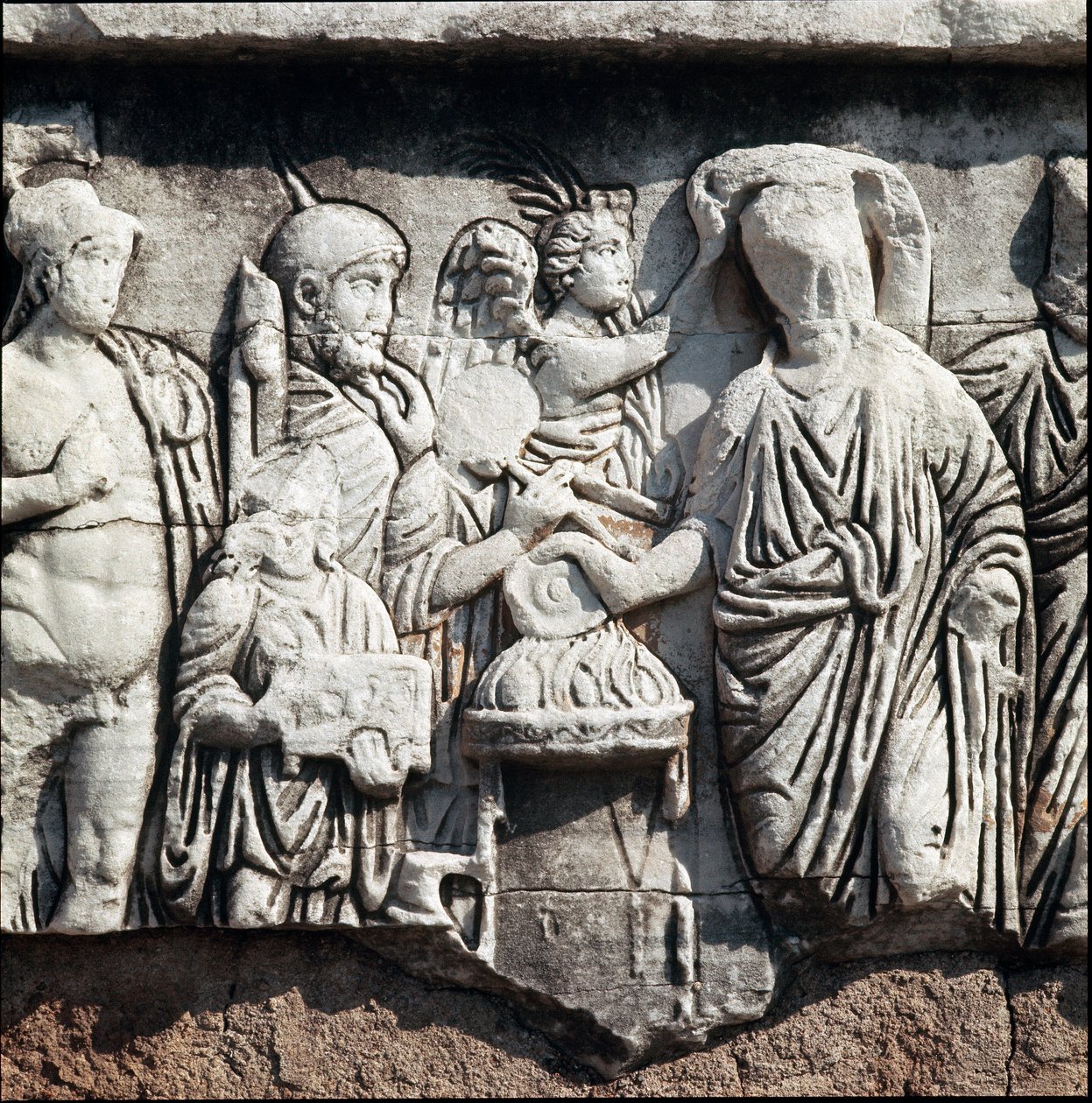 Decennálie tetrarchie, představující korunu tetrarchy vítězstvím přinášejícím úlitbu bohu Marsovi - Basreliéf věnovaný generálu a politikovi Stilichovi (Flavius Stilicho nebo Stiliccho, 360-408), založený na čestném sloupu, Forum Romanum (foro r od Roman