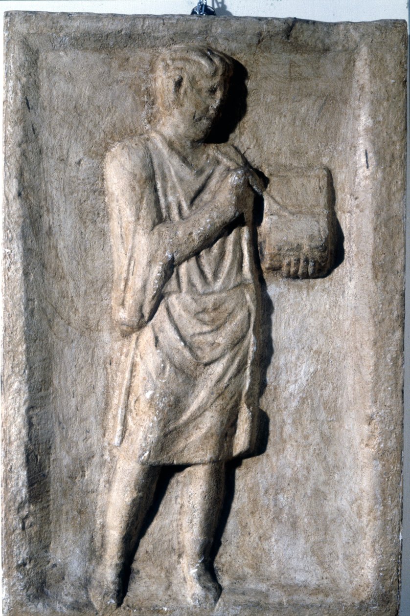 Muž píšící perem na voskovou tabulku, římský basreliéf, 2.–3. století. od Roman