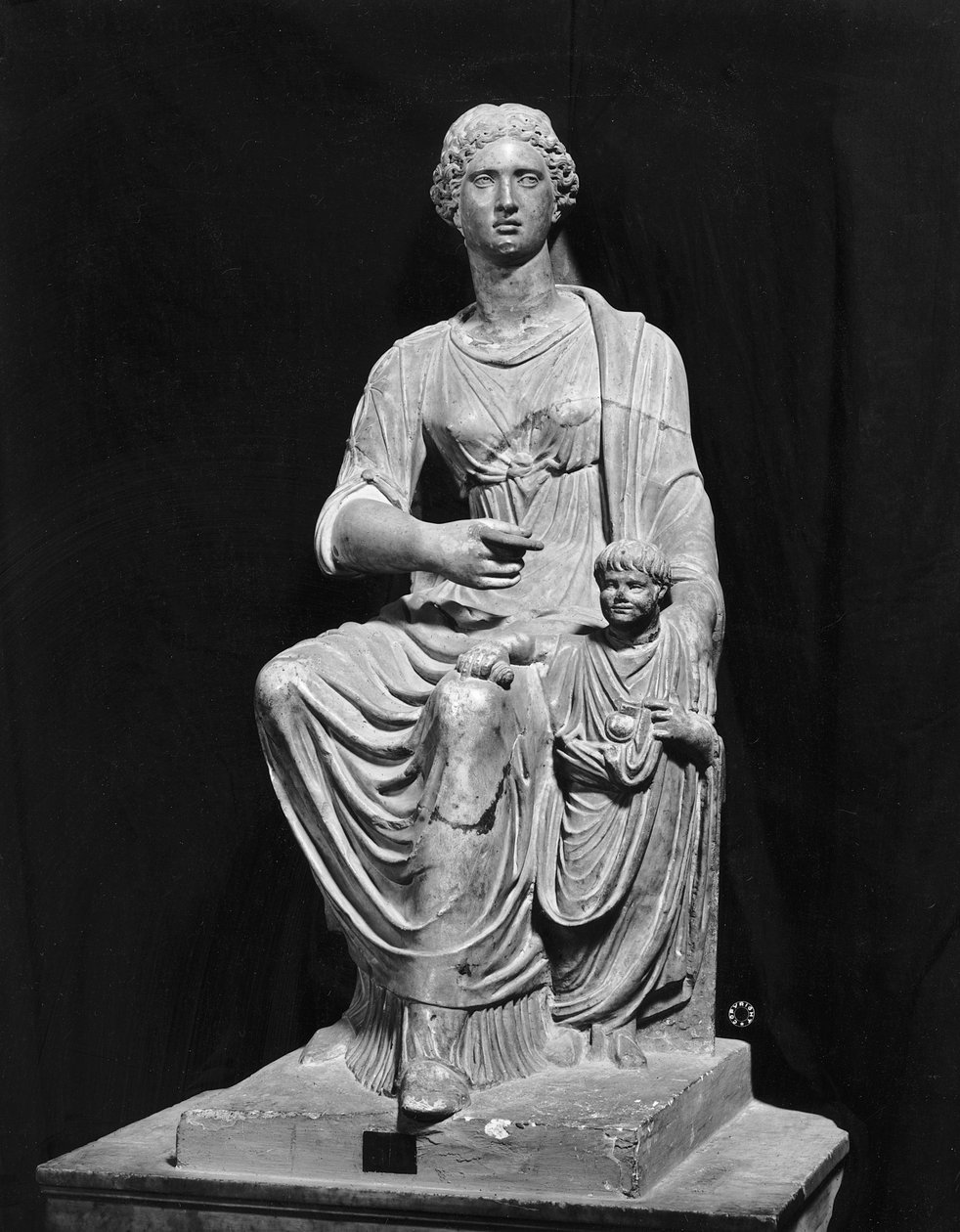 Agrippina mladší (15–59 n. l.) se svým synem Nerem (37–68 n. l.) (mramor) (černobílá fotografie) od Roman