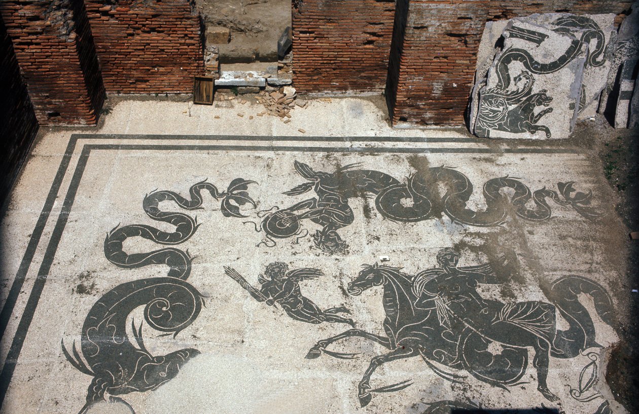 Starověká Ostia (Ostia). Place des Corporations. Mozaika Sabratha Seafarers Corporation. Neptunovy lázně. od Roman