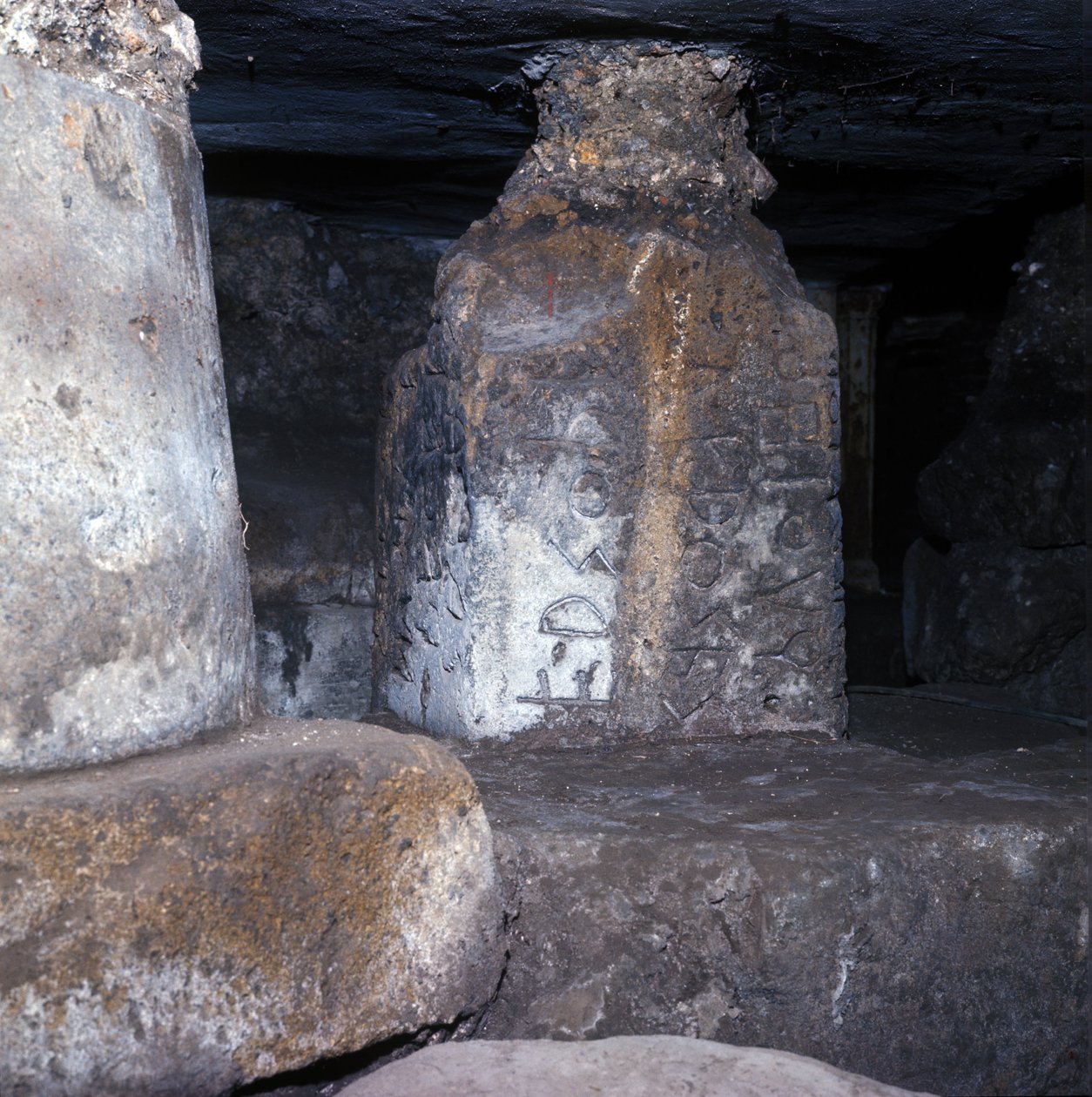 Starověký Řím, archaické období: chrám postavený pod lapis niger (černý kámen) na římském fóru a nese jeden z nejstarších nápisů v latině. Itálie 6. století před naším letopočtem od Roman