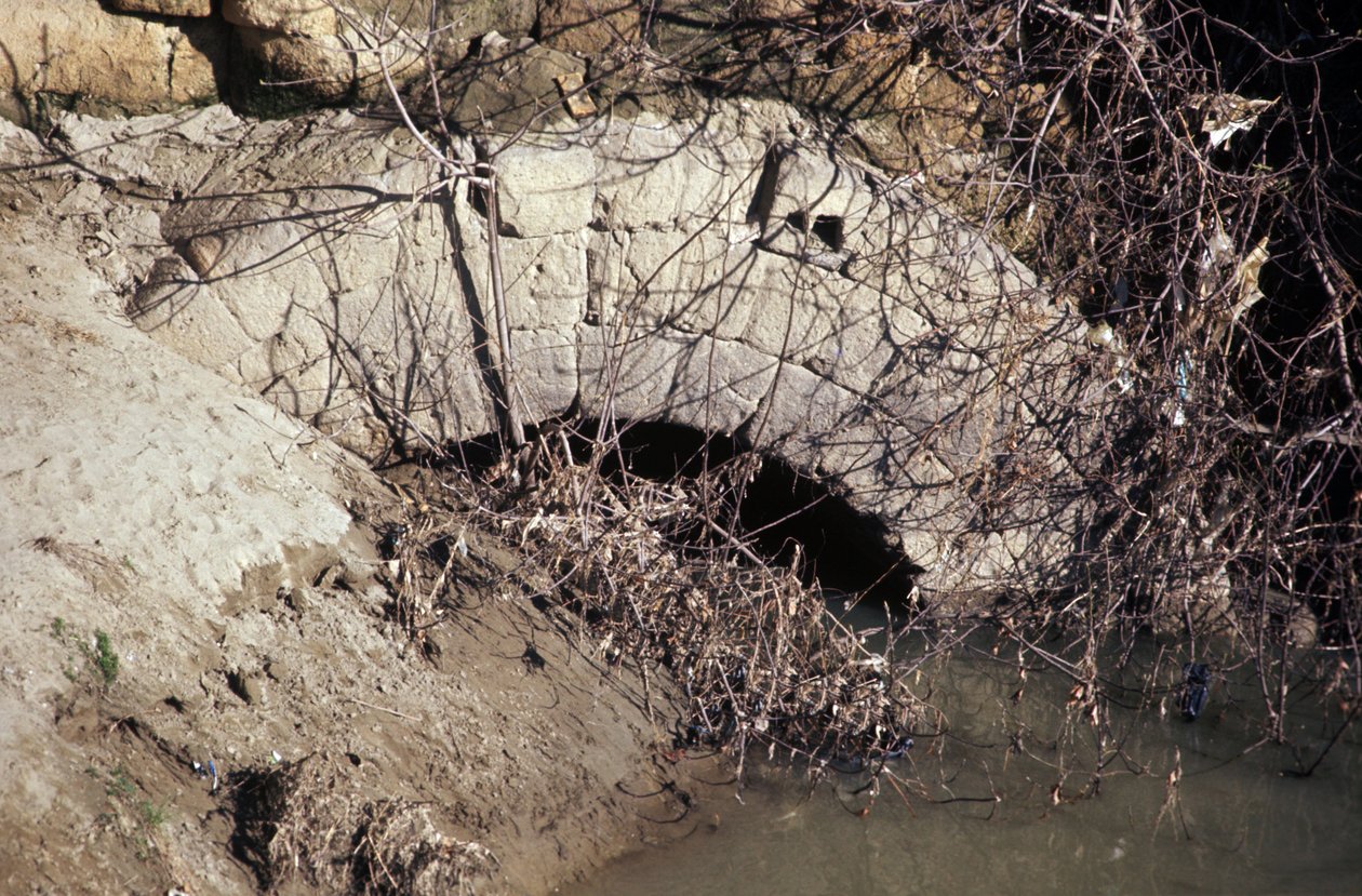 Starověký Řím, archaické období: pohled z ústí Cloaca Maxima (Cloaca Massima nebo Cloaque Maxime), sběrač odpadů začíná pod Tarquinem starým a končí pod Tarquinem superb. 6. století před naším letopočtem od Roman