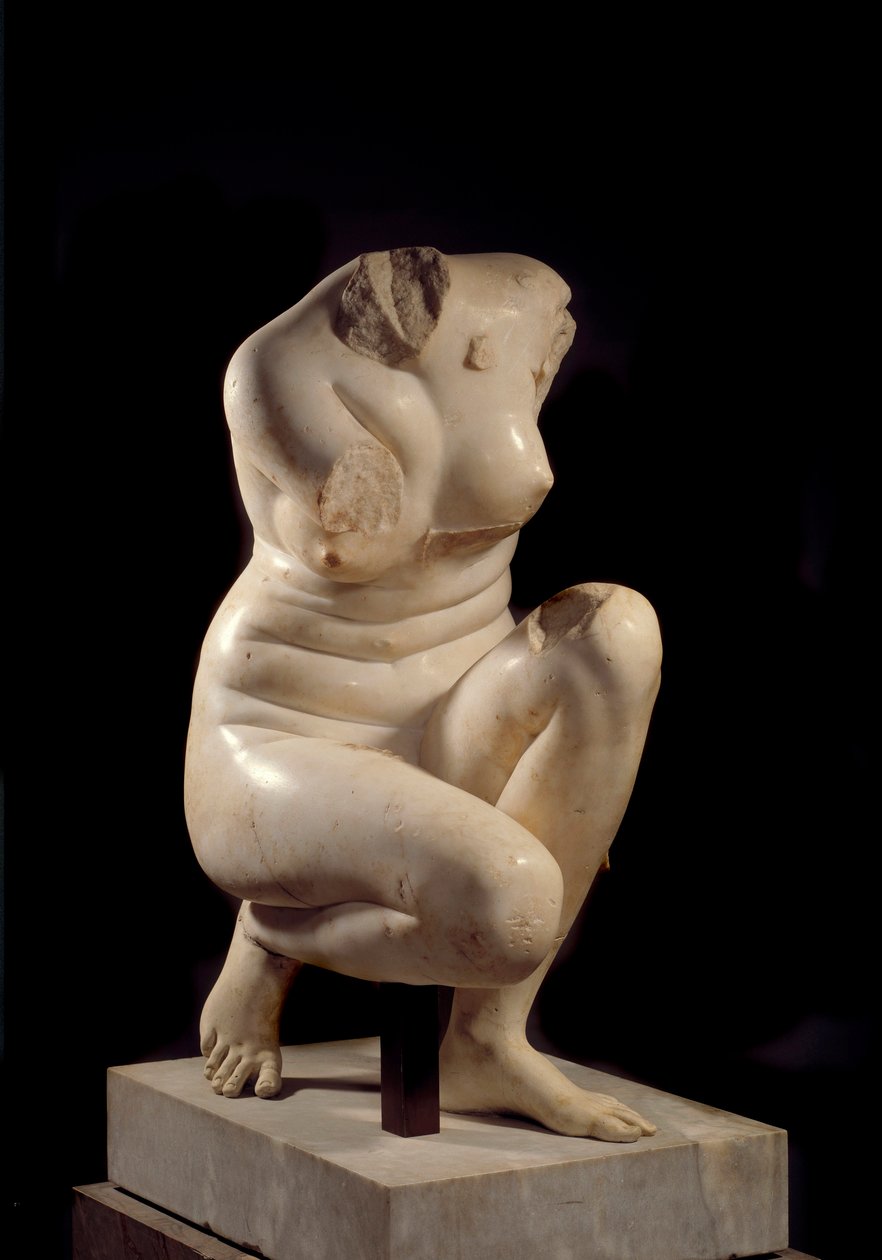 Afrodita v podřepu. Mramorová socha z 2. století našeho letopočtu. Slunce. 0,71 m Paříž, Musee du Louvre. od Roman
