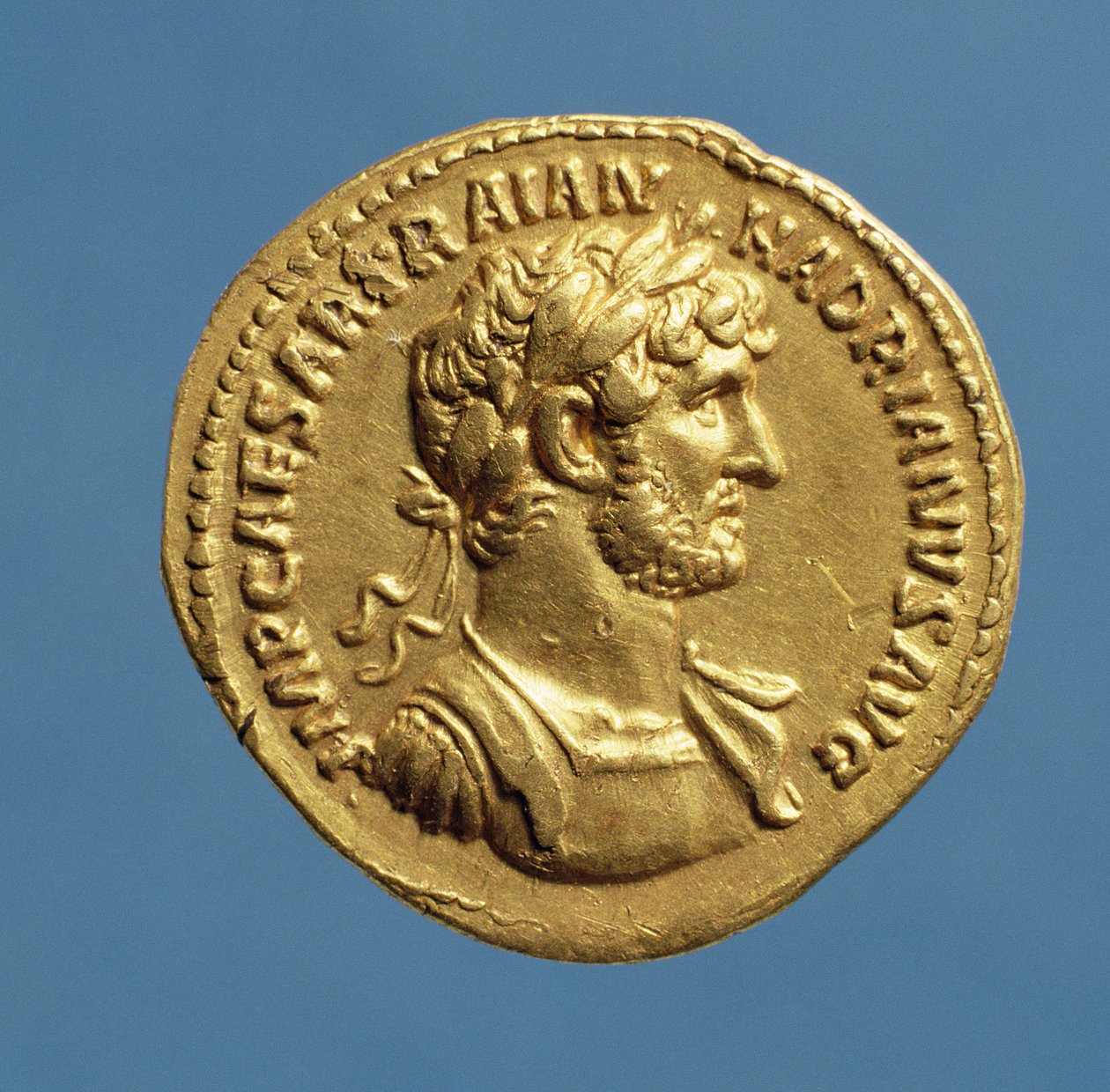 Aureus (avers) z Hadriána (117-138 n. l.) zahalený, s kyrysem, na sobě vavřínový věnec. (zlatý) Nápis: IMP CAESAR TRAIAN HADIANVS AVG od Roman