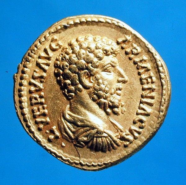 Aureus (avers) s bustou Luciuse Veruse (161-169 nl) přehozenou a kyrysovanou. (zlatý) Nápis: L VERVS AVG ARMENIACVS od Roman
