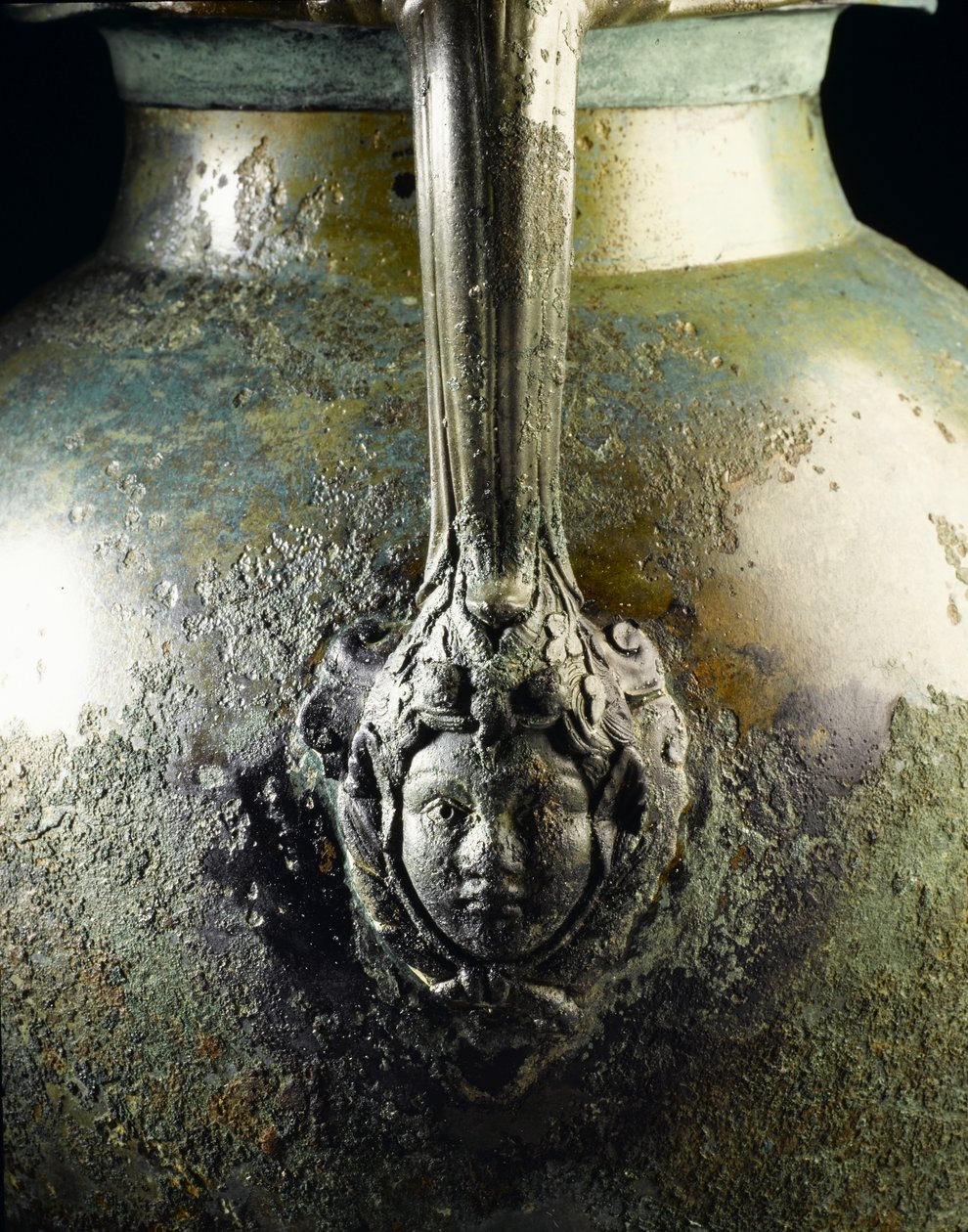 Základna rukojeti džbánu na víno, zobrazující hlavu Baccha, z římského naleziště v Newstead, Melrose, konec 1. století našeho letopočtu (bronz) (detail 193005) od Roman