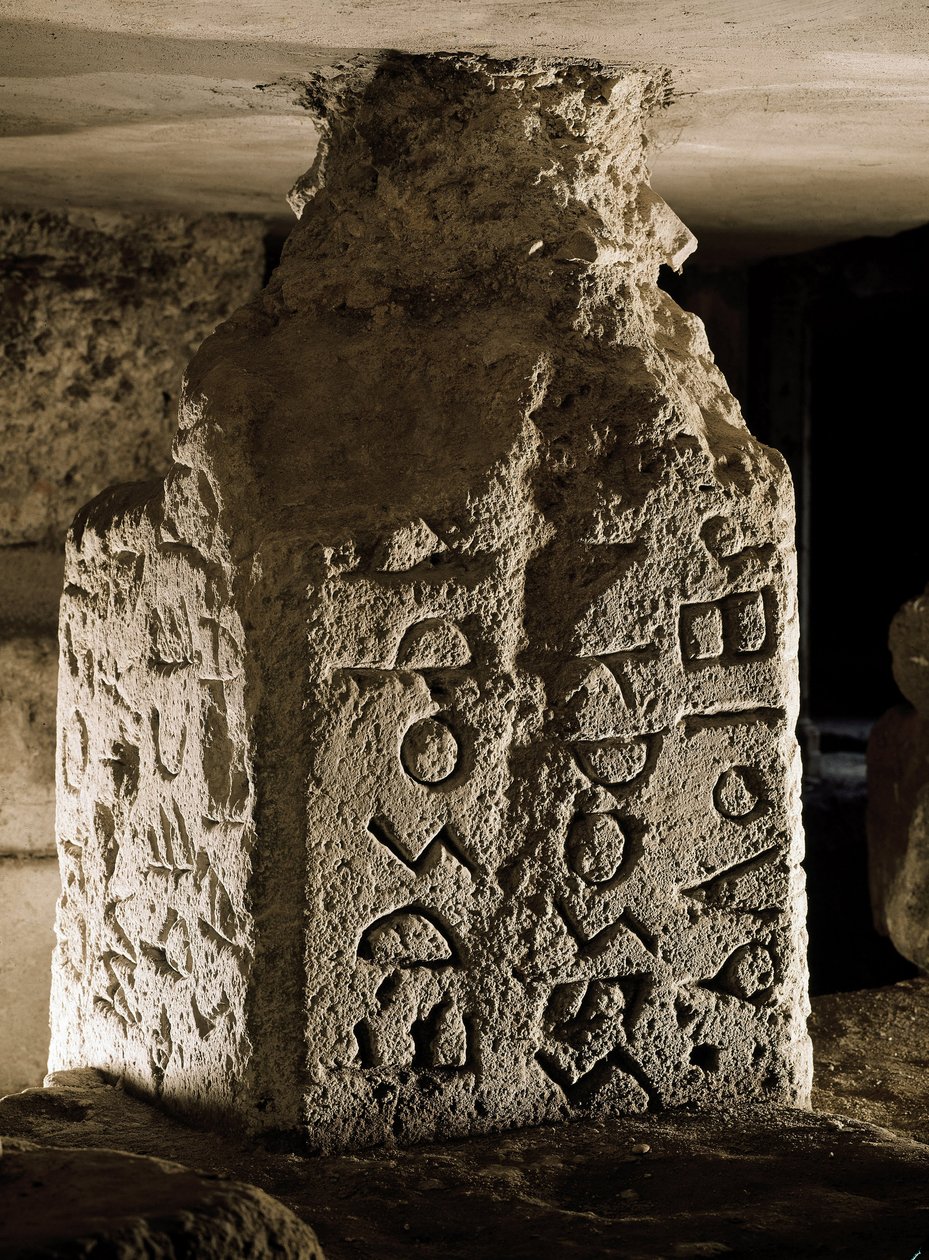 Borne (neboli cippe) na Foro Romano (Foro Romano) nalezený pod obloukem Septime Severe. Rytý nápis v latině. 6. století před naším letopočtem. Řím, Forum Romanum - Stele (cippus) s vyrytým textem v latině posvátného zákona, z Lapis Niger. Kámen, 6. stol od Roman