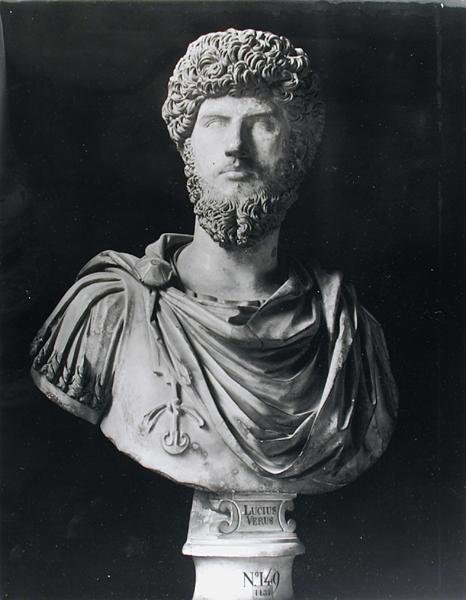 Busta císaře Luciuse Veruse (138-169 n. l.) (mramor) (černobílá fotografie) od Roman