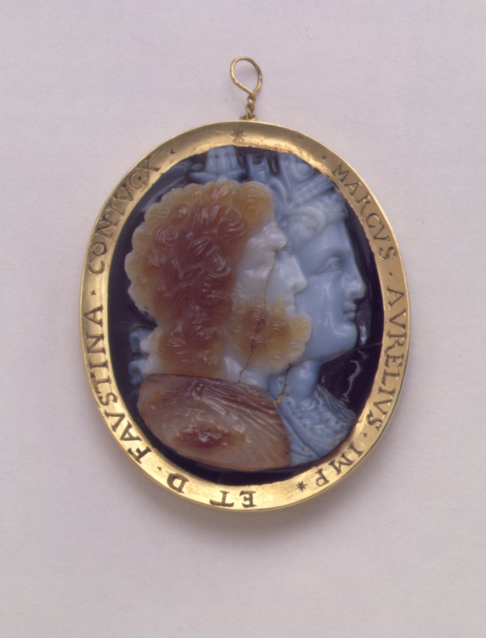 Cameo s obrazy Serapis a Isis, ve zlatém rámu ze 16. století se jmény Marca Antonina a jeho manželky Faustiny (sardonyx) od Roman