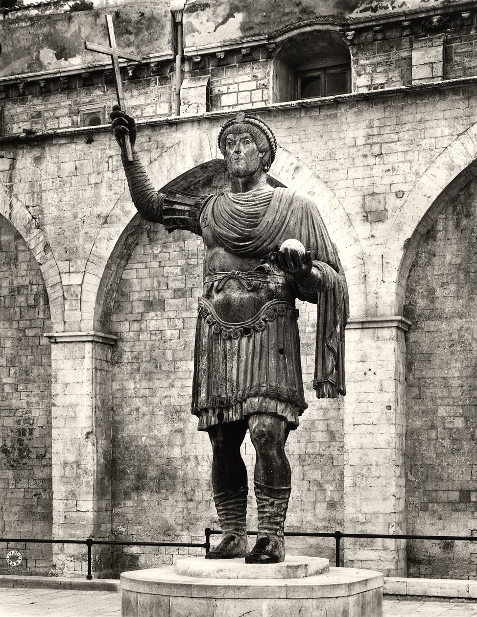 Kolosální socha možná císaře Valentiniana I. (321-375) nazvaná „Kolos z Barletty“ (bronz) (černobílá fotografie) od Roman