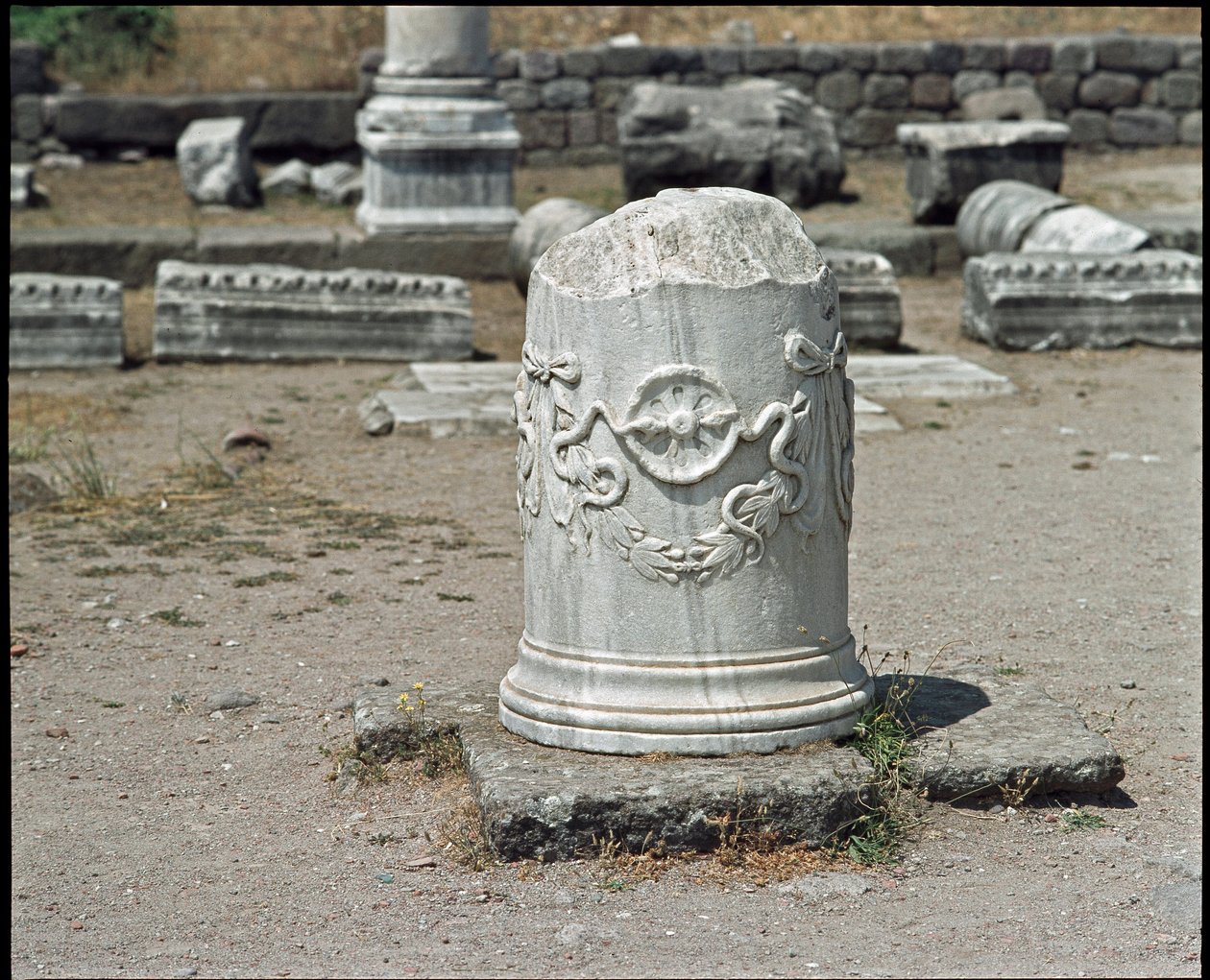 Sloup zdobený symbolem boha Asklepia. Svatyně Asclepios (283 až 133 př.nl) od Roman