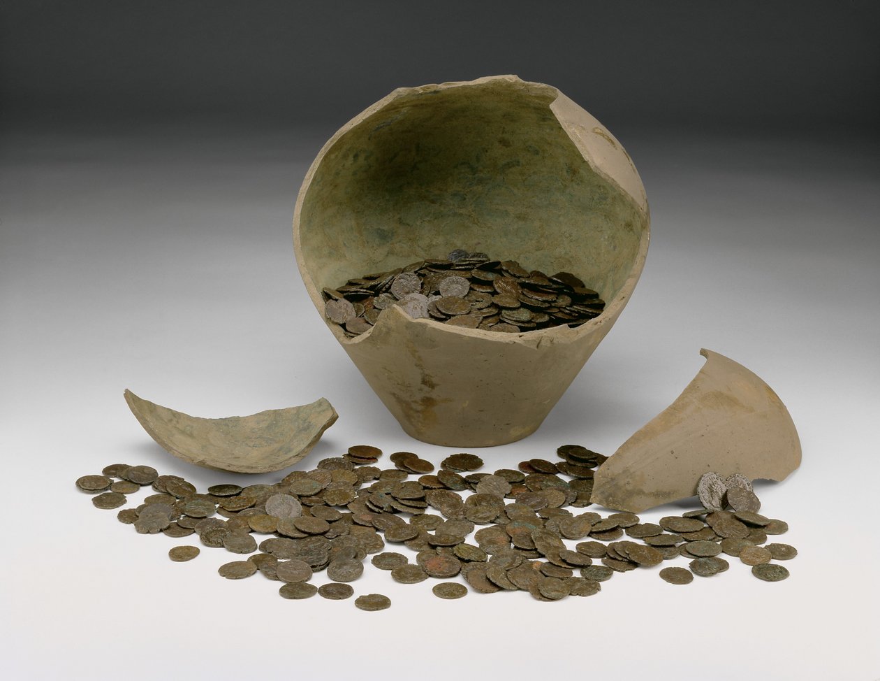 Kompletní místní poklad římských císařských mincí s nádobou, poklad Chalgrove II, z Chalgrove, Oxfordshire (keramika a kov) od Roman