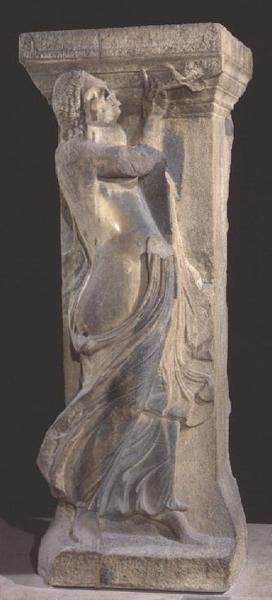 Zdobený kamenný sloup s bakchantou hrající na dvojitou flétnu, kopie helénistického originálu ze Soluně od Roman