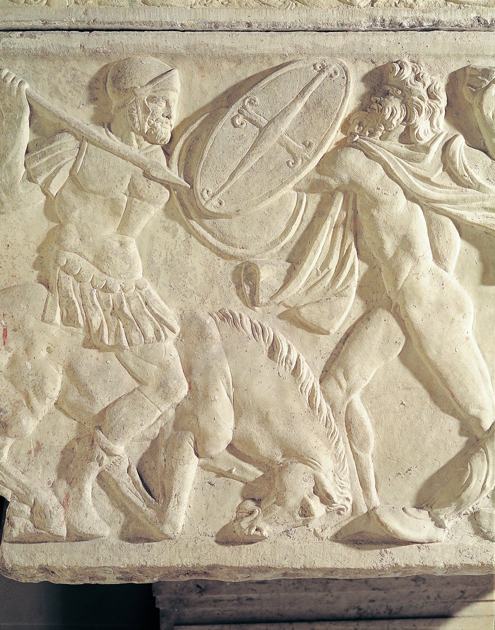 Detail sarkofágu znázorňujícího římského vojáka bojujícího s galatským kamenem od Roman