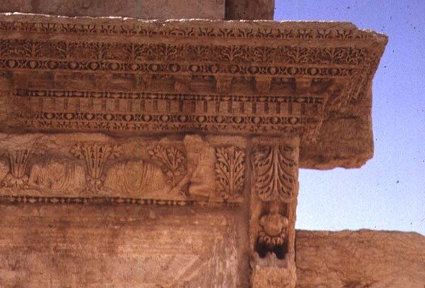 Detail entablatury zdobené portrétními bustami, Řím, 2. století (foto) od Roman