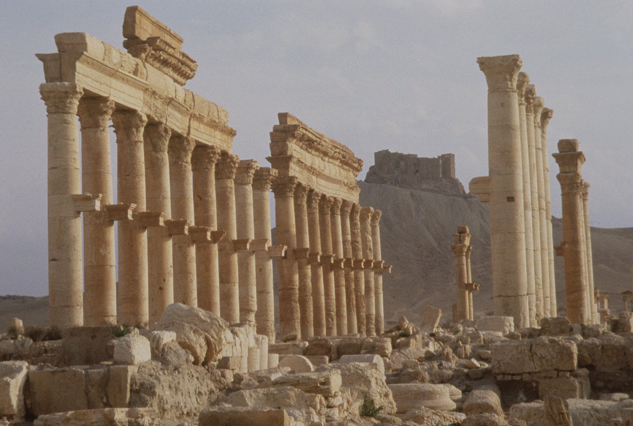 Nejstarší část kolonádové ulice tvořící hlavní osu města, vedoucí do Qalaat Ibn Maan, arabského hradu ze 17. století, postaveného v první polovině 2. od Roman