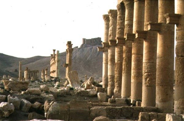 Nejstarší část kolonádové ulice tvořící hlavní osu do města, vedoucí k pohřebnímu chrámu a Qalaat Ibn Maan, arabskému hradu ze 17. století, postavenému v první polovině 2. století (foto) od Roman