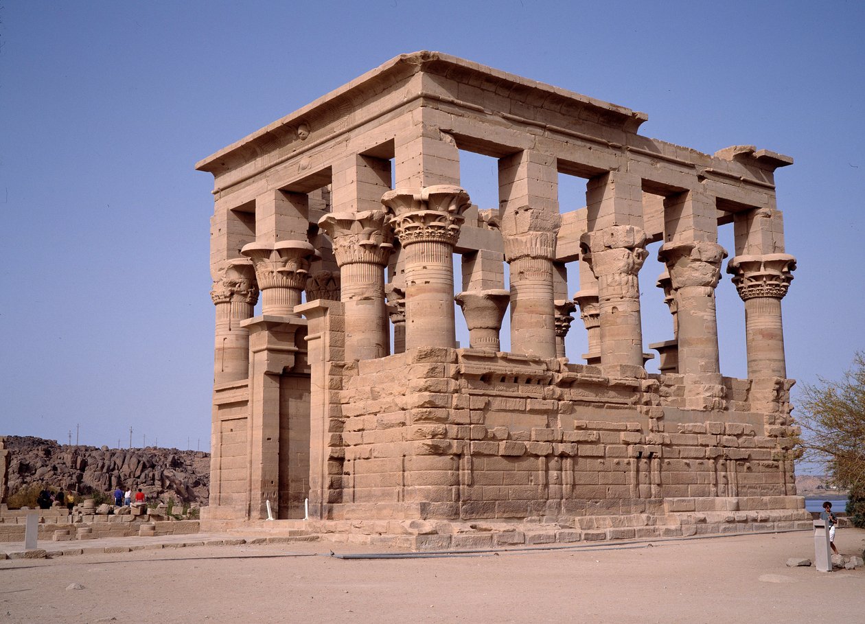 Egyptský starověk: kiosek Marca Ulpia Trajana (Trajan nebo traiano) římského císaře. 2. století. Asuán, Philae. Egypt od Roman
