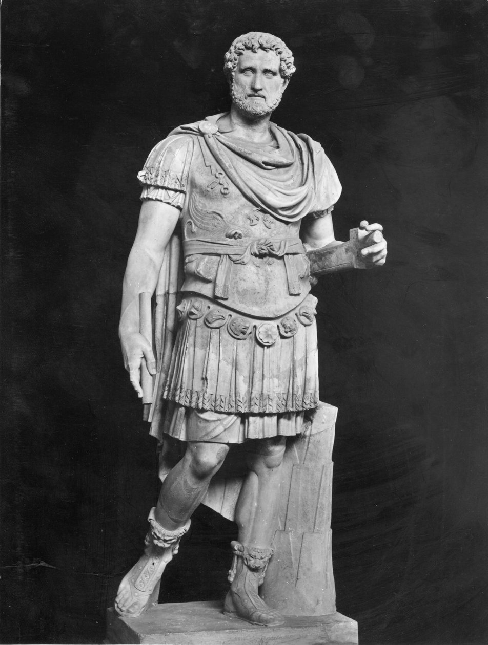 Císař Antoninus Pius (86-161 AD) (mramor) (černobílá fotografie) od Roman