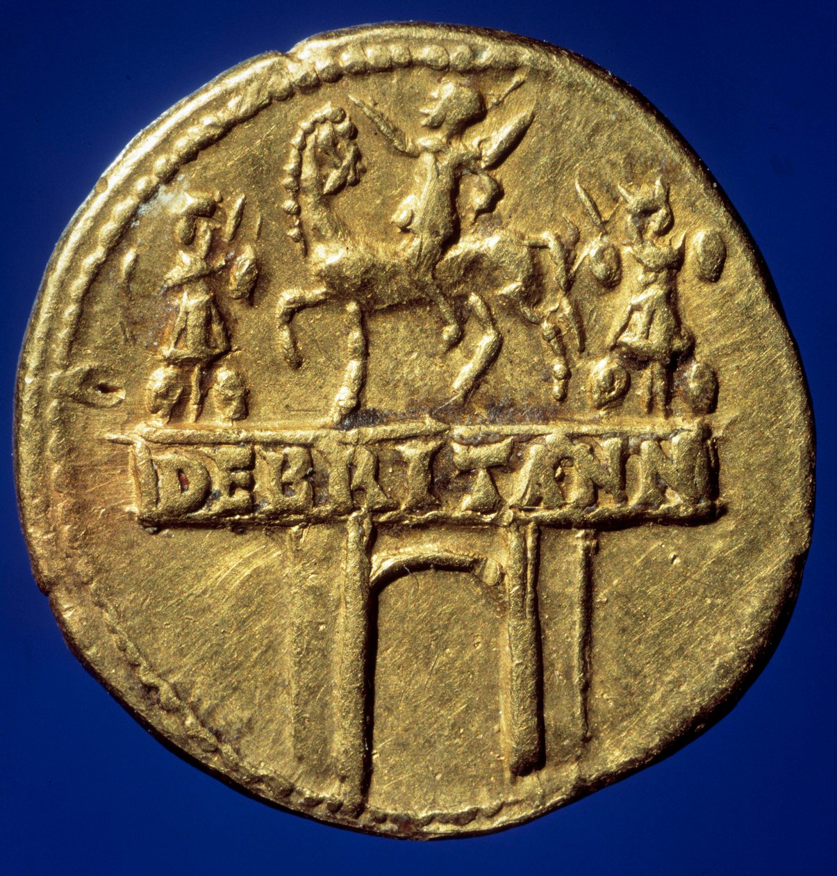 Zlatý mincovní oblouk představující triumfální oblouk císaře Clauda I. (10-54) (Tiberius Claudius Nero Drusus nebo Germanicus) připomínající jeho vítězství v Bretani““ Paris, B.N. od Roman