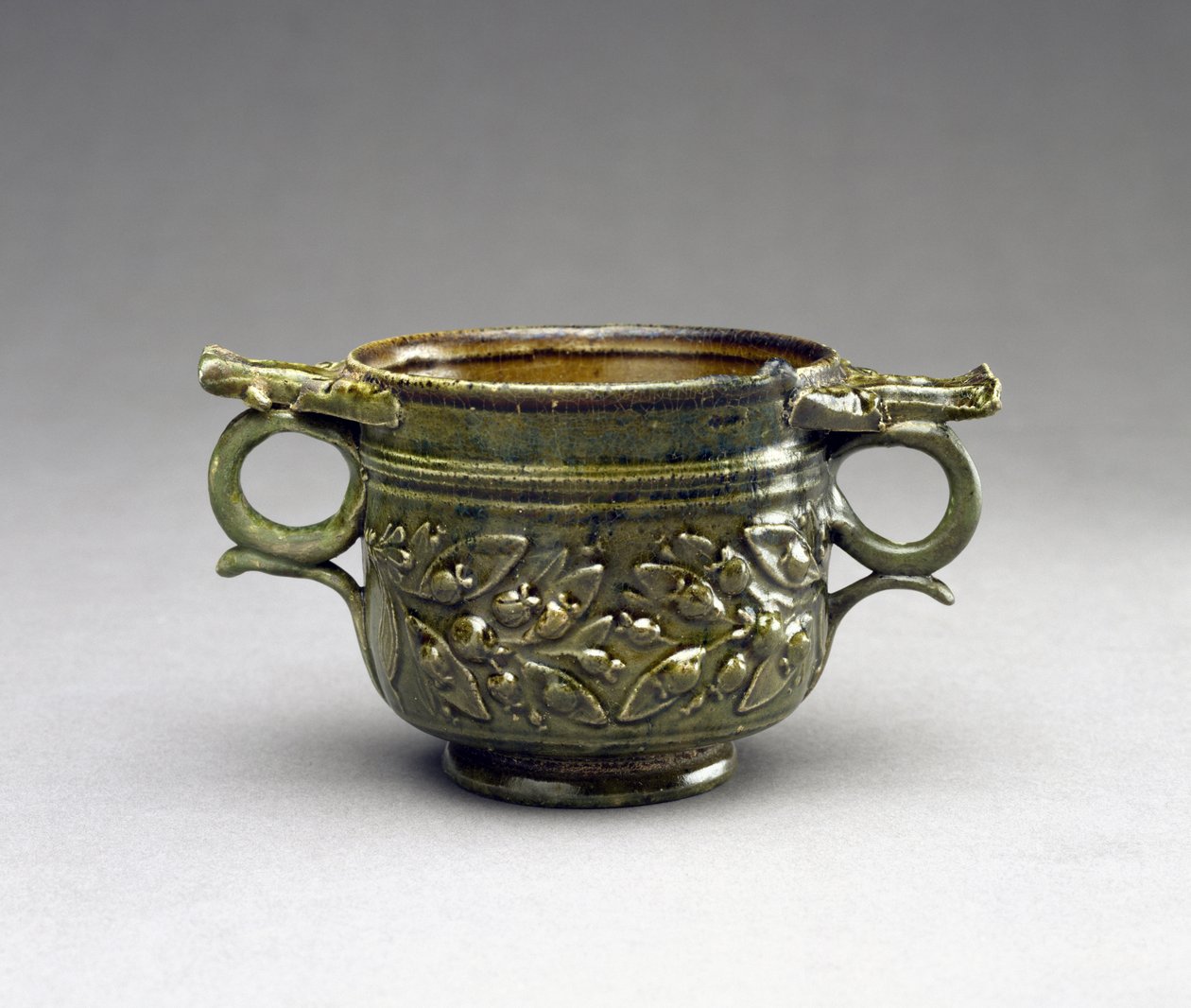 Zeleně glazovaný Skyphos se zvýšenými rukojeťmi, lišty z listů a bobulí, AD 1-100 (terakota) od Roman