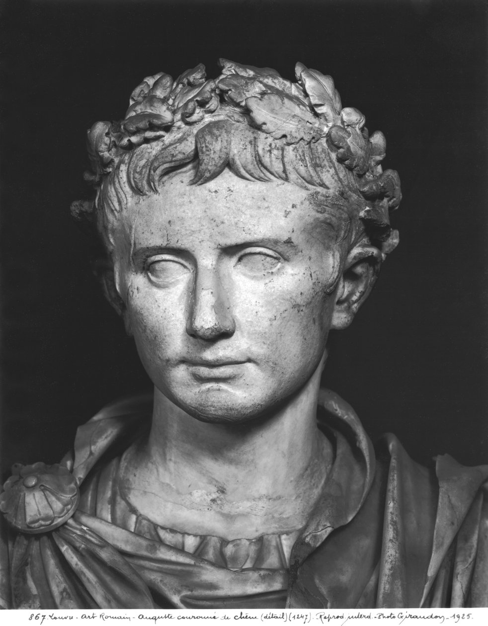 Hlava císaře Augusta (63 př. nl-14 n. l.) korunovaná dubovým věncem (detail) od Roman