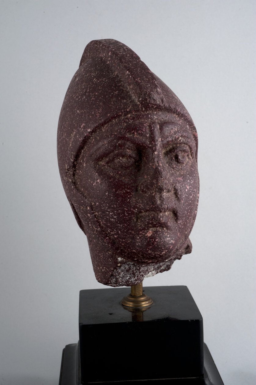 Hlava válečníka (červený mramor) od Roman
