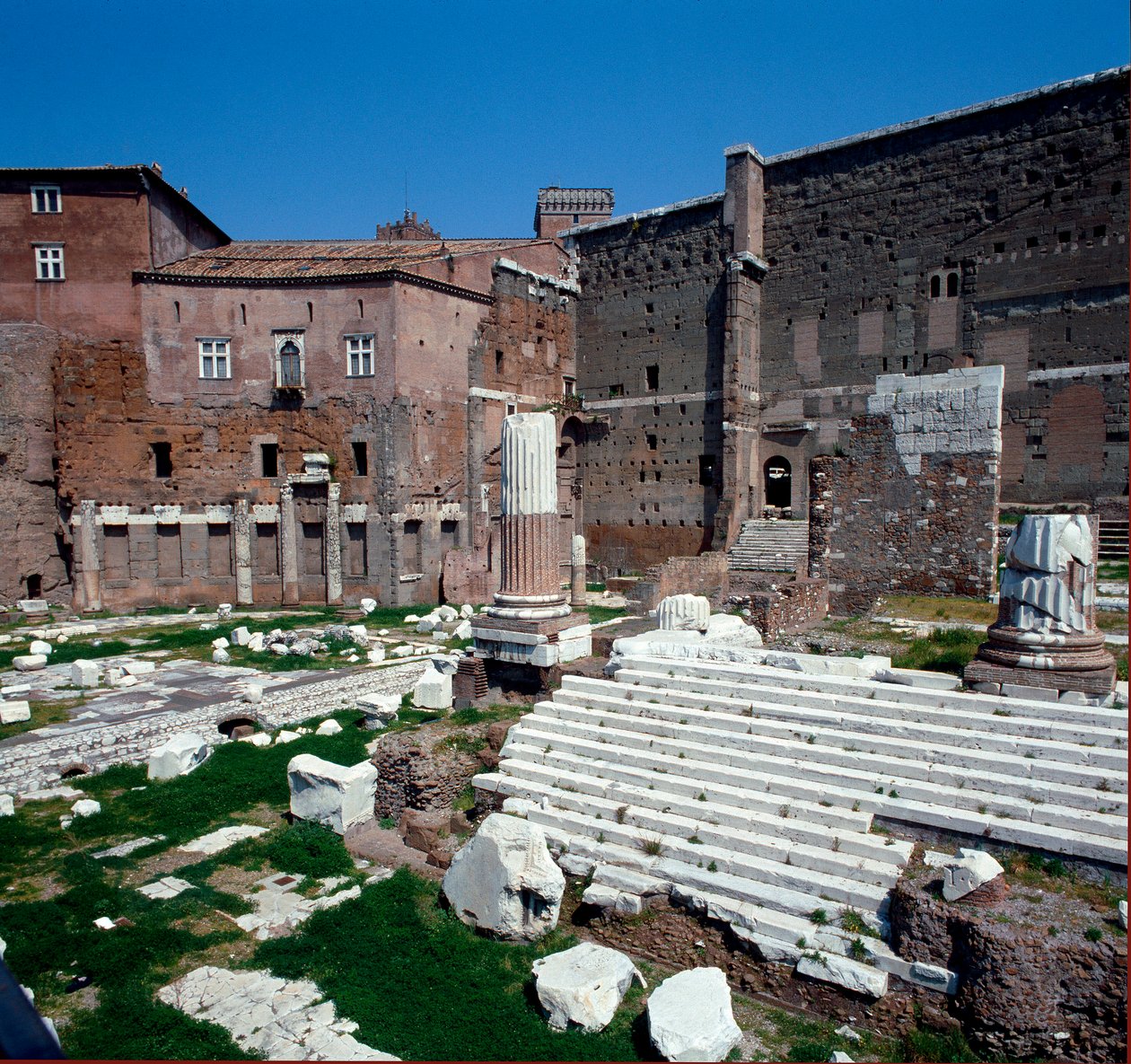 Imperial Forum (Fórum Augusta): pohled na chrám Avenger Mars (Marte Ultore). 2 př. Kr. Řím od Roman